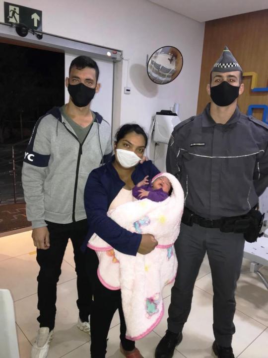 Foto 2 de 4 — Policial militar salva a vida de recém-nascida que estava engasgada